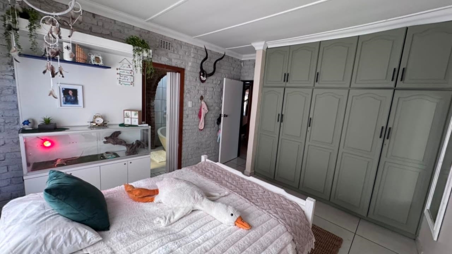 5 Bedroom Property for Sale in Royldene Northern Cape
